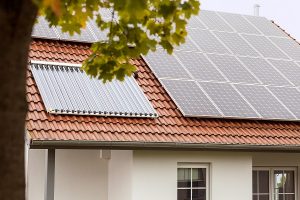 Mit einer kombinierten Solaranlage erzeugen Sie umweltfreundlich Strom und Wärme für Ihr Eigenheim.