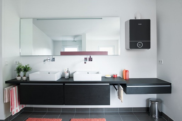 Moderne Gasbrennwertgeräte passen auch ins gehobene Wohnumfeld, zum Beispiel in ein neues Bad. Foto: Junkers