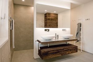 Moderne und alt anmutende Elemente erzeugen in diesem Badezimmer Spannung und Harmonie.